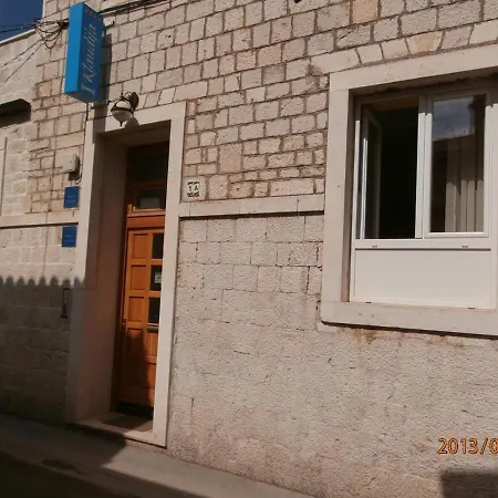 Klaudija Трогір